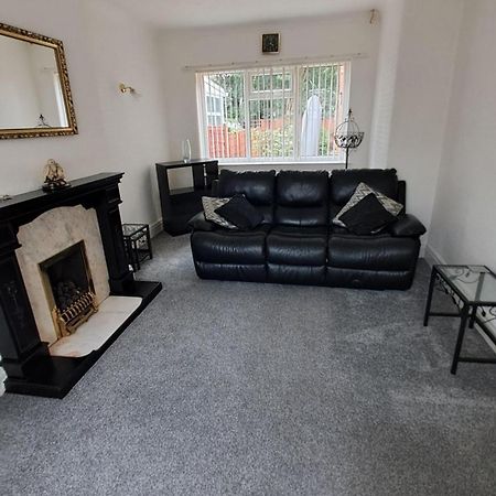 Dalton House - Three Bedroom Property Stretford Free Parking Near The Trafford Centre Манчестер Екстер'єр фото