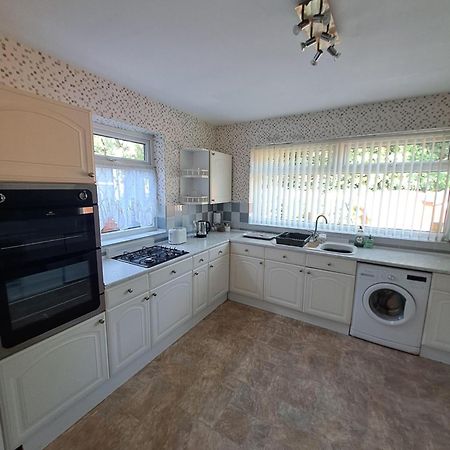 Dalton House - Three Bedroom Property Stretford Free Parking Near The Trafford Centre Манчестер Екстер'єр фото